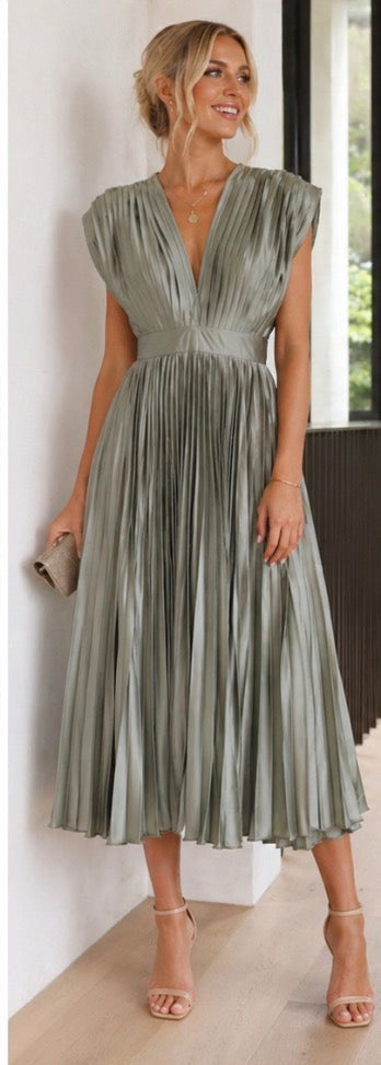 Annabelle | Timeless Pleated Midi Dress